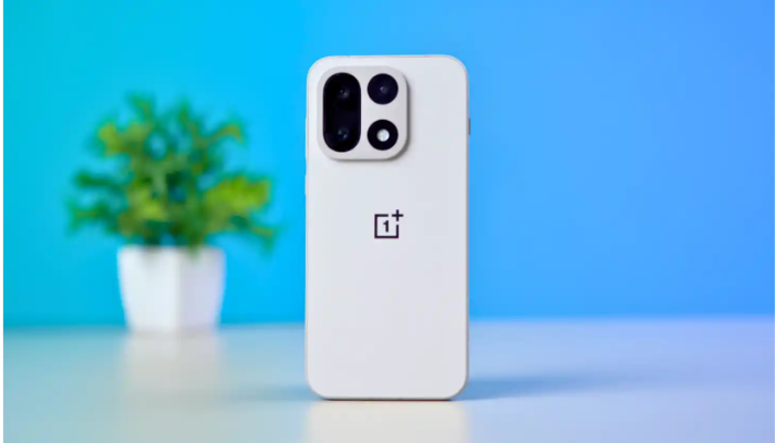 OnePlus 15 flagship smartphone showing design and display