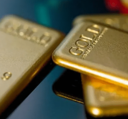 Gold bars reflect rising safe-haven demand after geopolitical tensions increase following Nicolás Maduro’s detention.