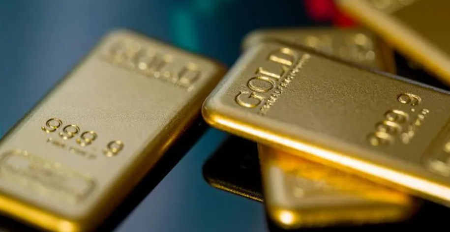 Gold bars reflect rising safe-haven demand after geopolitical tensions increase following Nicolás Maduro’s detention.